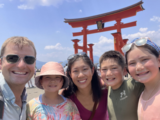 La doctora Baxter con su esposo e hijos en un viaje a la isla de Miyajima, en Japón.
